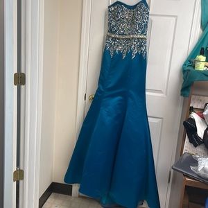 Stunning Teal/Aqua Max Duggal Beaded Gown Sz 4 new No tags rhinestone it is  in